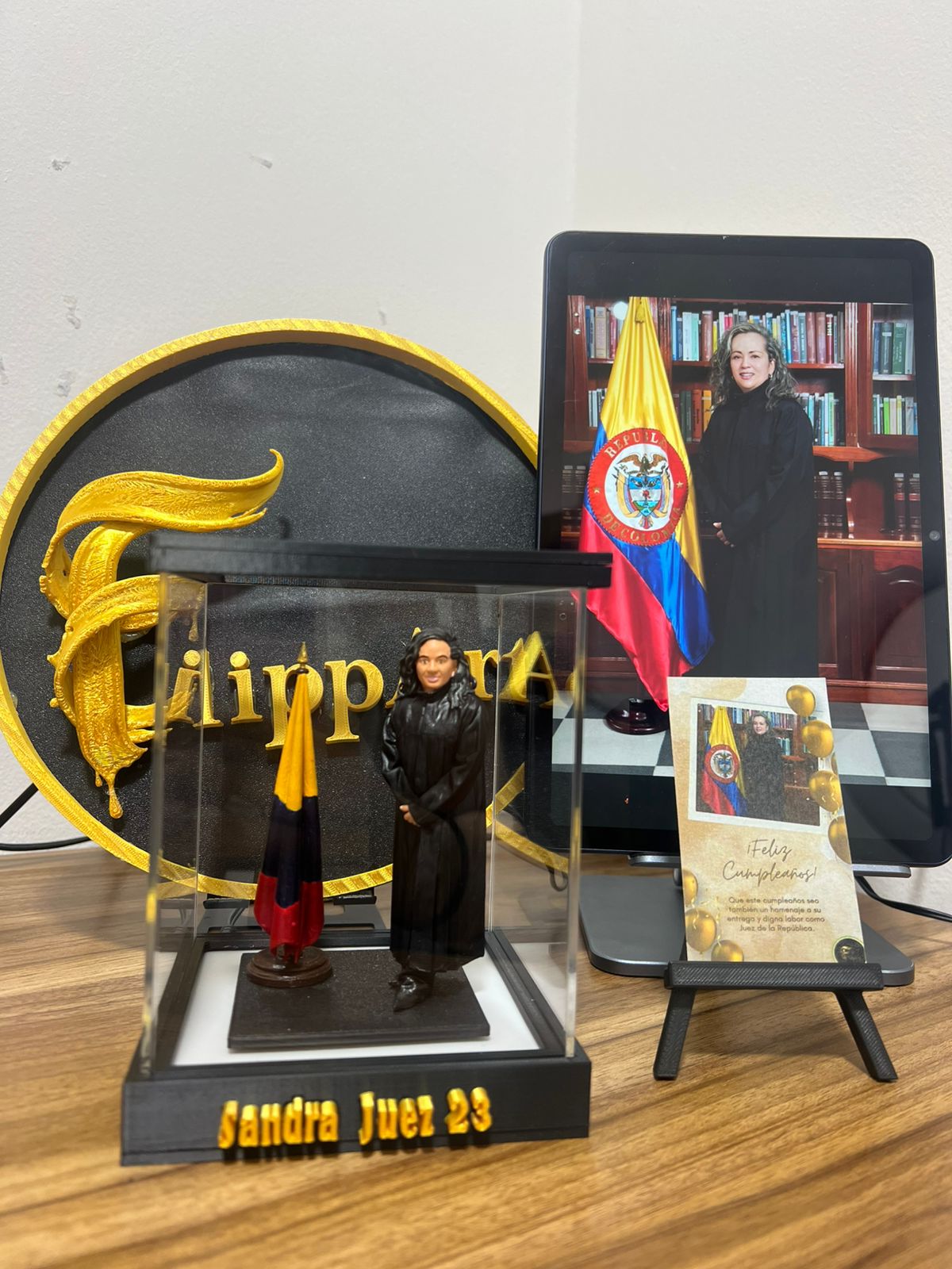 Figura de reconocimiento para Juez Sandra con uniforme detallado